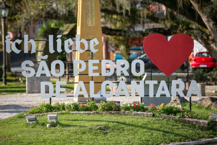 Situada na Grande Florianópolis, São Pedro de Alcântara recebeu as primeiras 20 famílias alemãs que chegaram a Santa Catarina, em 1829, e tornou-se a primeira colônia alemã do estado