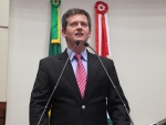 Jean Kuhlmann presta homenagem ao senador Luiz Henrique da Silveira na Assembleia Legislativa