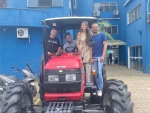 Em Itapoá, Paulinha entrega trator para atender comunidade rural