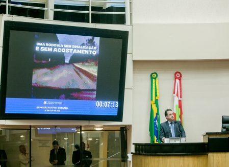 Deputado Rodrigo Minotto (PDT) criticou a situação da SC-350 em tribuna.
