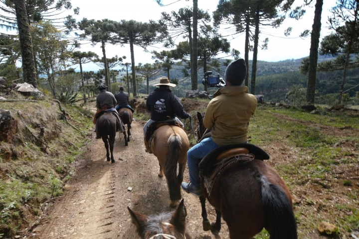 Cavalgadas atraem visitantes do Brasil e do mundo para a Coxilha Rica.