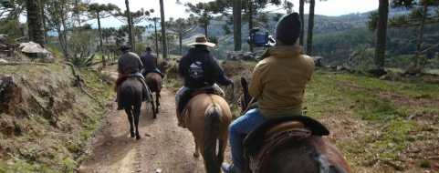Cavalgadas atraem visitantes do Brasil e do mundo para a Coxilha Rica.