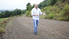 Deputado mostra a estrada que será pavimentada: ligação entre Iraceminha, Cunha Porã e Cunhataí