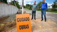 Dreveck e o vice-prefeito de Rio Negrinho acompanham obras de calçamento no município