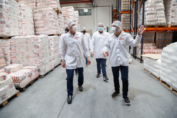 Deputado visita a empresa Rocha Alimentos, que produz mais de 80 produtos derivados de mandioca