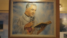 Quadro com a imagem de padre Léo, na Comunidade Bethânia, em São João Batista