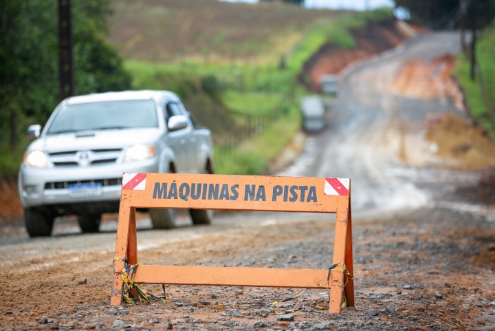 Rodovia Municipal que liga ao distrito de Fragosos está em pavimentação com recursos assegurados pelo Estado