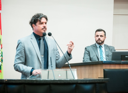 Deputado Marquito discursa na tribuna da Alesc.