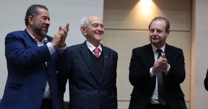 Manoel Dias (centro), cassado pelo Regime Militar, teve o mandato restituído de forma simbólica em 2019. FOTO: Agência AL