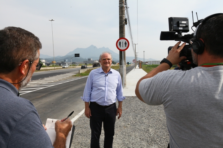 Deputado Dr. Vicente Caropreso (PSDB) com a equipe de gravação do programa 'Na Estrada'.