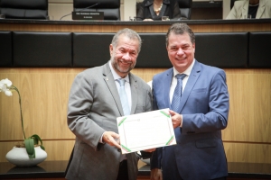 Ministro Carlos Lupi recebe o Título de Cidadão Catarinense das mãos do deputado Rodrigo Minotto.