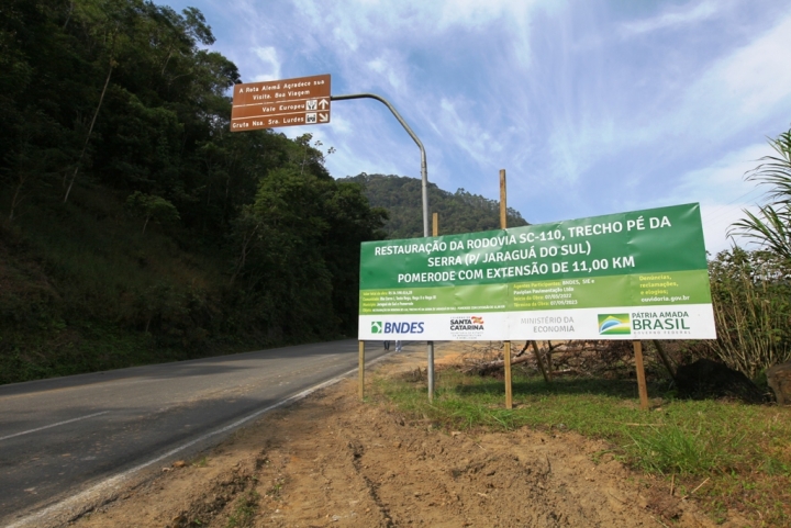 A restauração do trecho de 11 quilômetros da SC-110, transpondo a Serra do Jaraguá até o centro da cidade mais alemã do Brasil recebeu um investimento de R$ 34,6 milhões.
