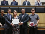 Saretta homenageia Abemasc com Comenda do Legislativo Catarinense