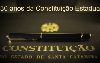 Publicação original da Constituição do Estado de Santa Catarina e a caneta utilizada pelos parlamentares que a assinaram, em 5 de outubro de 1989