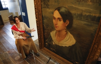 Atriz Lize Souza, de Laguna, caracterizada como Anita Garibaldi no Museu Casa de Anita