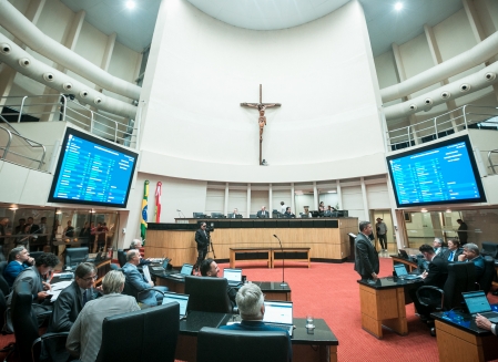 Plenário da Assembleia Legislativa, na tarde desta terça-feira (19)