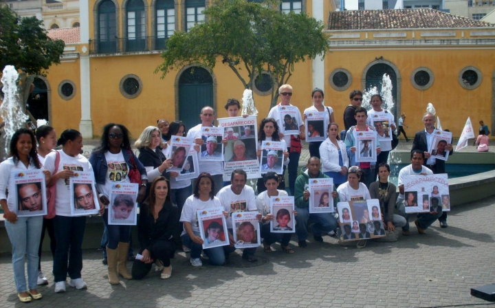 Familiares de desaparecidos em atividade de divulgação no Largo da Alfândega, em Florianópolis. FOTO: Divulgação