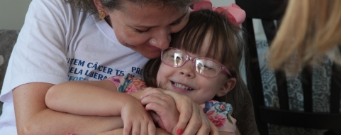Fátima e a filha: fosfoetanolamina lhe devolveu a qualidade de vida