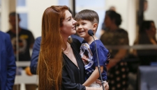 A deputada Ana Campagnolo, autora do projeto de lei, e o menino Joaquim, diagnosticado com a Distrofia Muscular de Duchenne (DMD)
