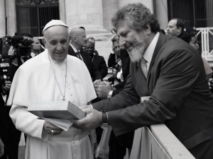 Pe. Pedro Baldissera entrega livro ao Papa Francisco sobre a juventude católica de SC na saída da residência papal, no Vaticano, em novembro de 2013.