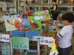 Preços mais baixos atraem multidão para feira do livro na Capital