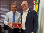 Dr. Vicente presenteia deputados com artesanato natalino de Jaraguá do Sul