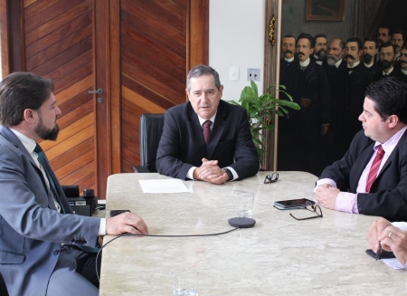 Presidente do TRF4 (centro) foi recebido pelo chefe de gabinete da Presidência da Alesc, Leonardo Lorenzetti, e pelo diretor-geral, André Bernardi.