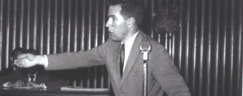 O então deputado estadual Paulo Stuart Wright discursa na tribuna da Alesc, nos anos 1960; desaparecido na época do Regime Militar, ela dá nome ao Plenarinho do Parlamento catarinense