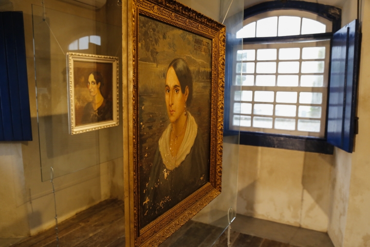 Anita Garibaldi retratada em telas que integram acervo da Casa de Anita