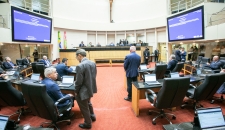 Plenário da Assembleia Legislativa, durante a votação de projetos, na tarde desta quarta-feira (18)