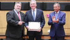 Eduardo Sattamini, entre os deputados Sergio Motta e Julio Garcia, durante a entrega do Título de Cidadão Catarinense, nesta quinta (24)