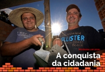 Valdemir, o pai, constrói com o filho Wendell a casa da família no bairro Vila Amizade. FOTO: Guto Kuerten/Agência AL