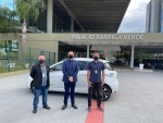Miotto faz teste com carro elétrico e parabeniza IFSC por expandir tecnologia