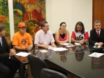 Trabalhadores coletam assinaturas para instituição de piso estadual de salário