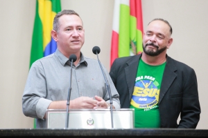O prefeito de Palhoça, Eduardo Freccia, e o pastor Medeiros divulgam o evento na tribuna da Alesc