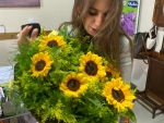 Paulinha festeja aniversário com muito trabalho, flores e homenagens pelo seu dia