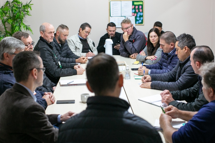 Reunião com representantes do Sindicato das Indústrias de Laticínios e Produtos Derivados (Sindileite), em Pinhalzinho