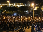 Manifestantes protestam pacificamente diante da Assembleia Legislativa