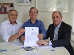 Deputados Aldo, Peninha e prefeito Osvaldo assinam acordo para a construção de ponte em Ibirama