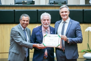 O empresário Miguel Abuhab, entre os deputados Julio Garcia e Matheus Cadorin, recebe o Título de Cidadão Catarinense