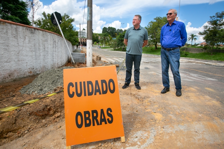 Dreveck e o vice-prefeito de Rio Negrinho acompanham obras de calçamento no município