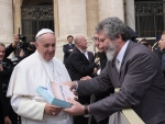 Padre Pedro entrega ao Papa Francisco obra de escritor catarinense